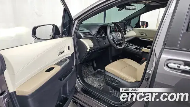 Toyota Sienna 2022 — ფოტო 29/36