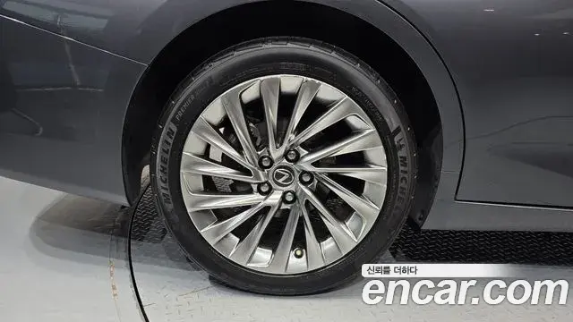 Lexus ES300h 2023 — Şəkil 29/35