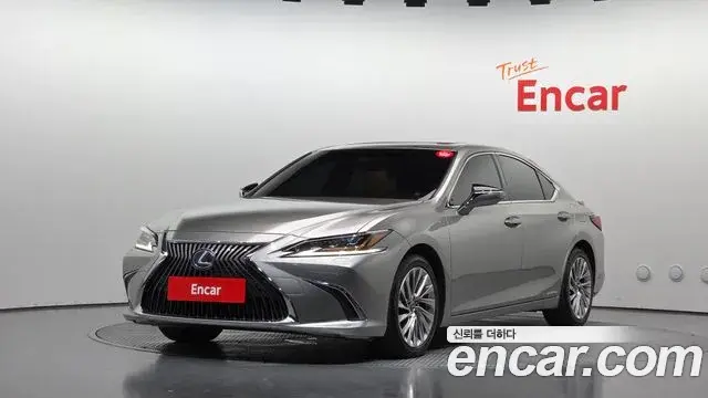 Lexus ES300h 2019 — Photo 1/20