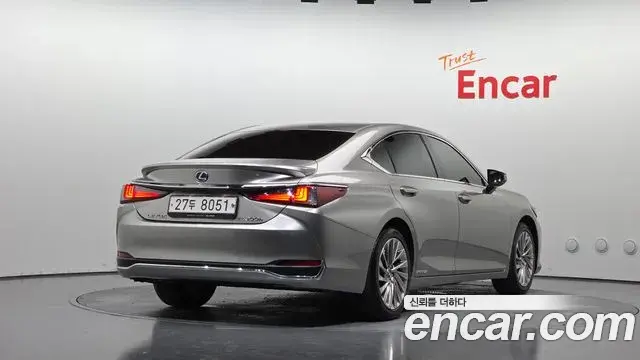 Lexus ES300h 2019 — Photo 2/20