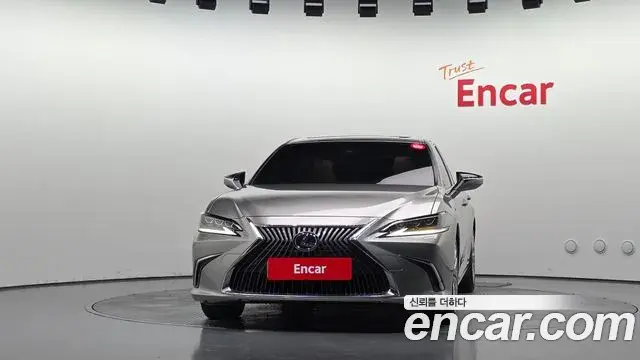 Lexus ES300h 2019 — Photo 3/20