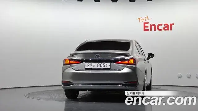 Lexus ES300h 2019 — Photo 4/20