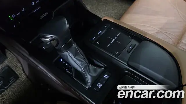 Lexus ES300h 2019 — Photo 9/20