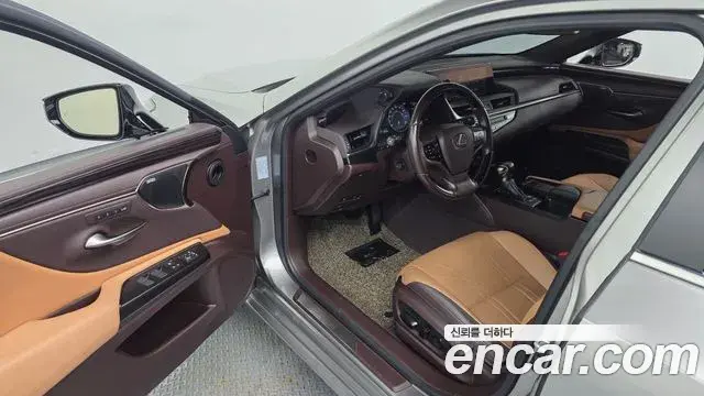Lexus ES300h 2019 — Photo 10/20