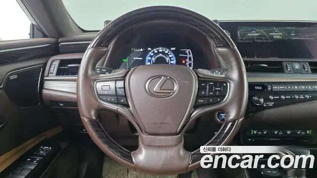 Lexus ES300h 2019 — Photo 14/20