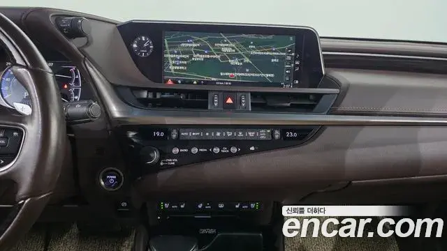 Lexus ES300h 2019 — Photo 19/20