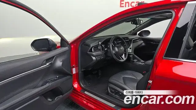 Toyota Camry 2019 — ფოტო 12/30