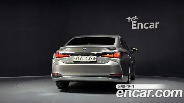 Lexus ES300h 2021 — ფოტო 32/35