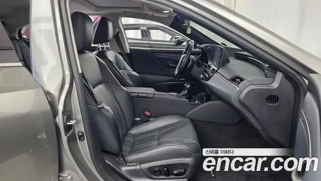 Lexus ES300h 2021 — ფოტო 29/35
