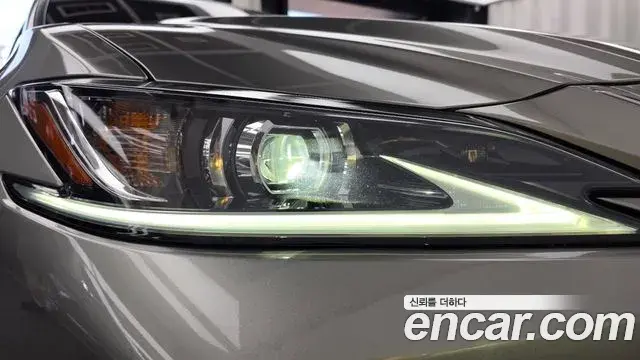 Lexus ES300h 2021 — ფოტო 35/35