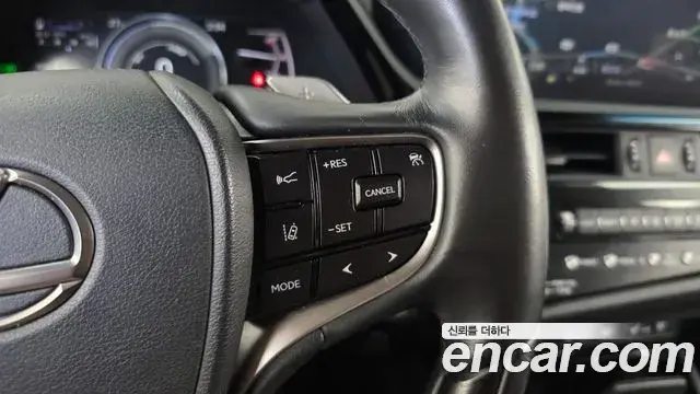Lexus ES300h 2021 — ფოტო 25/35
