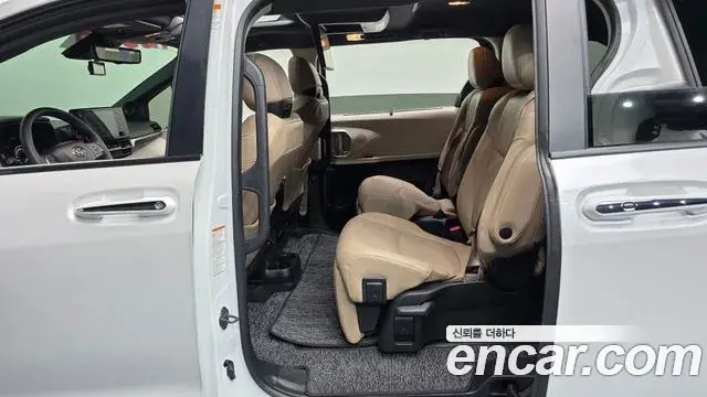 Toyota Sienna 2024 — ფოტო 18/20