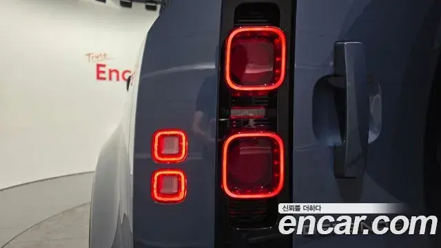 Land Rover Defender 2025 — Photo 19/20