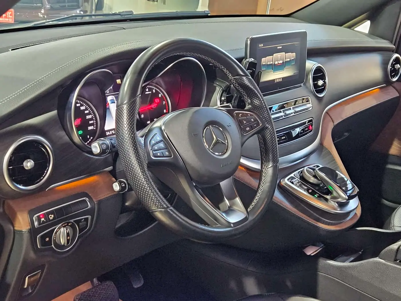 Mercedes-Benz V-Class 2018 — Photo 9/20