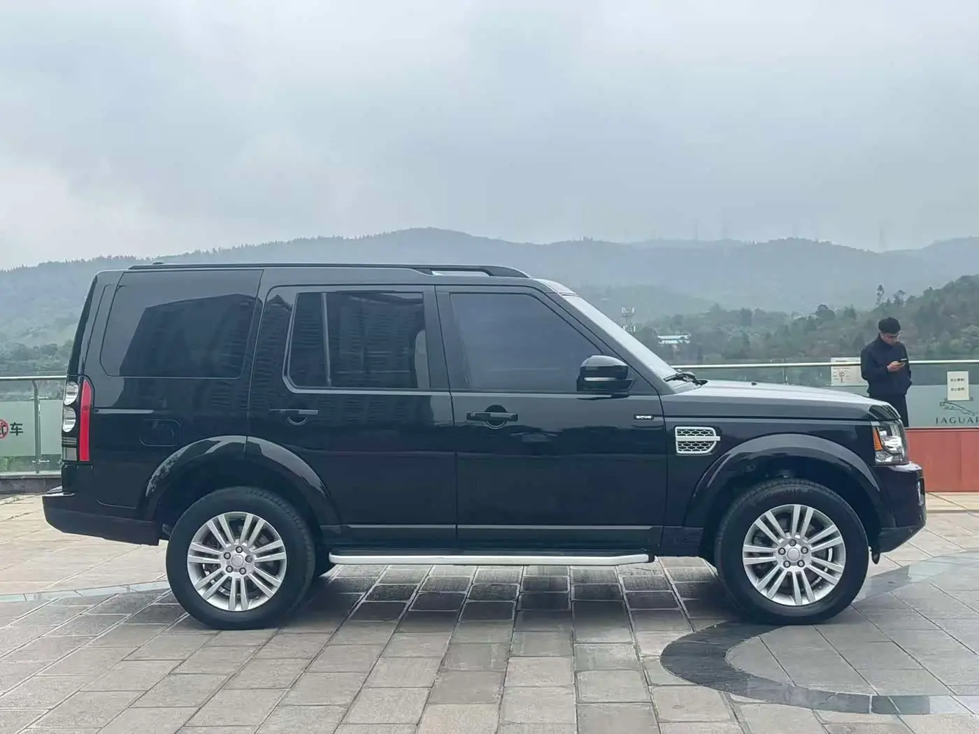 Land Rover Discovery 2017 — Photo 12/16