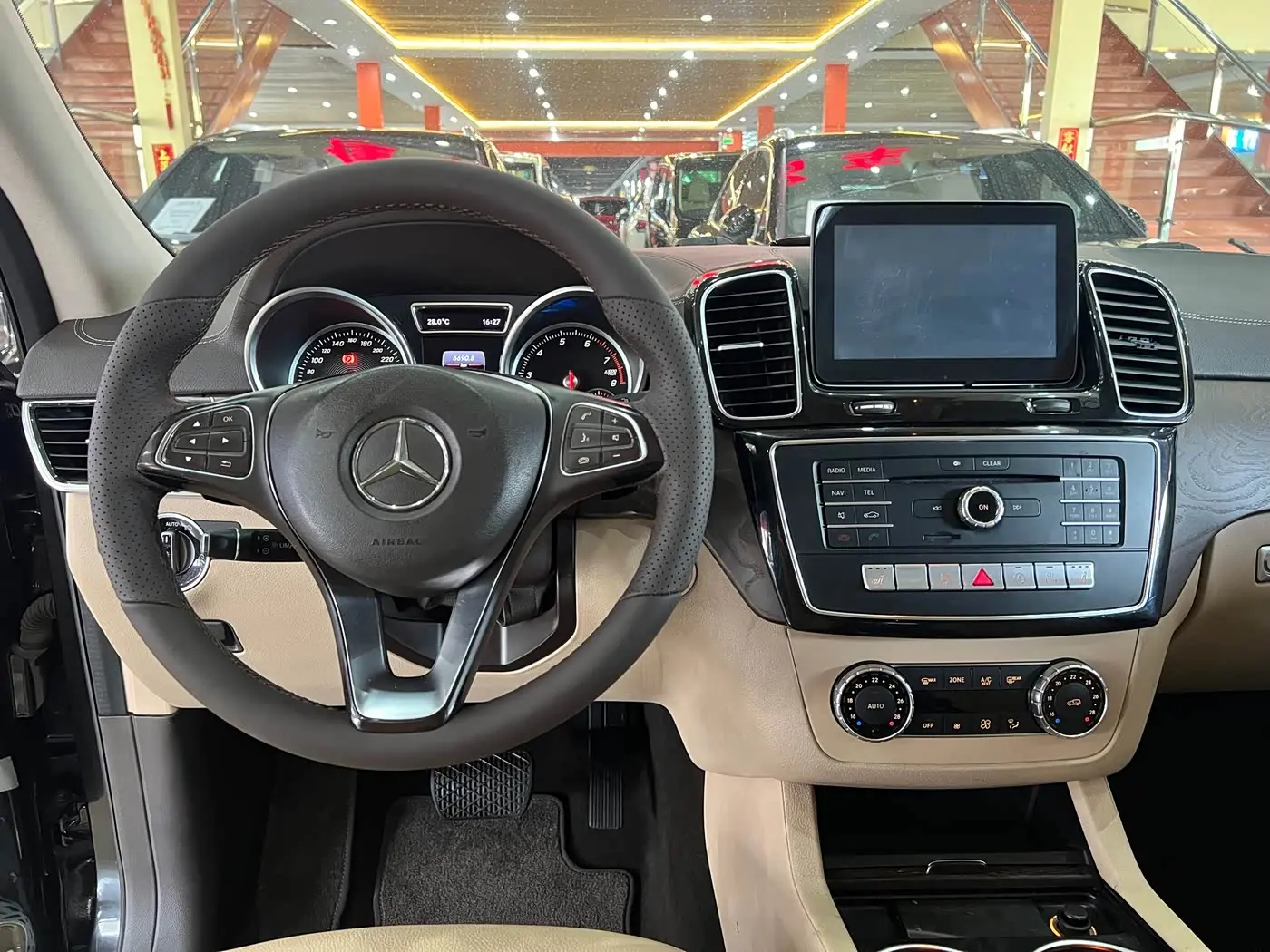 Mercedes-Benz GLE 2017 — Photo 9/15