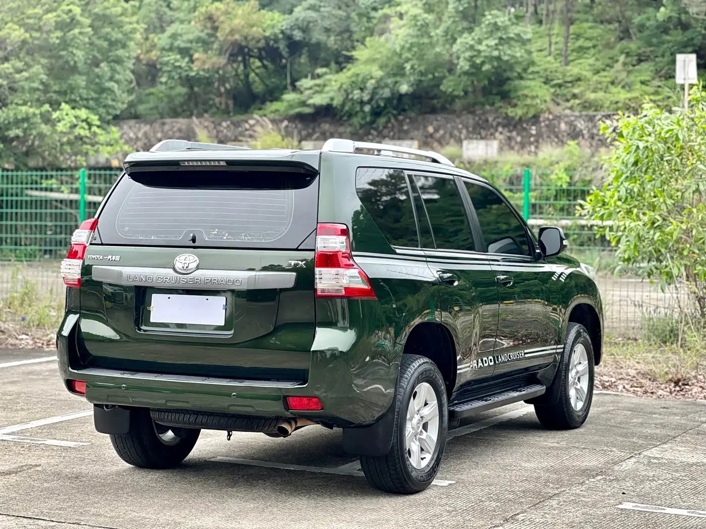 Toyota Prado 2017 — Photo 16/17