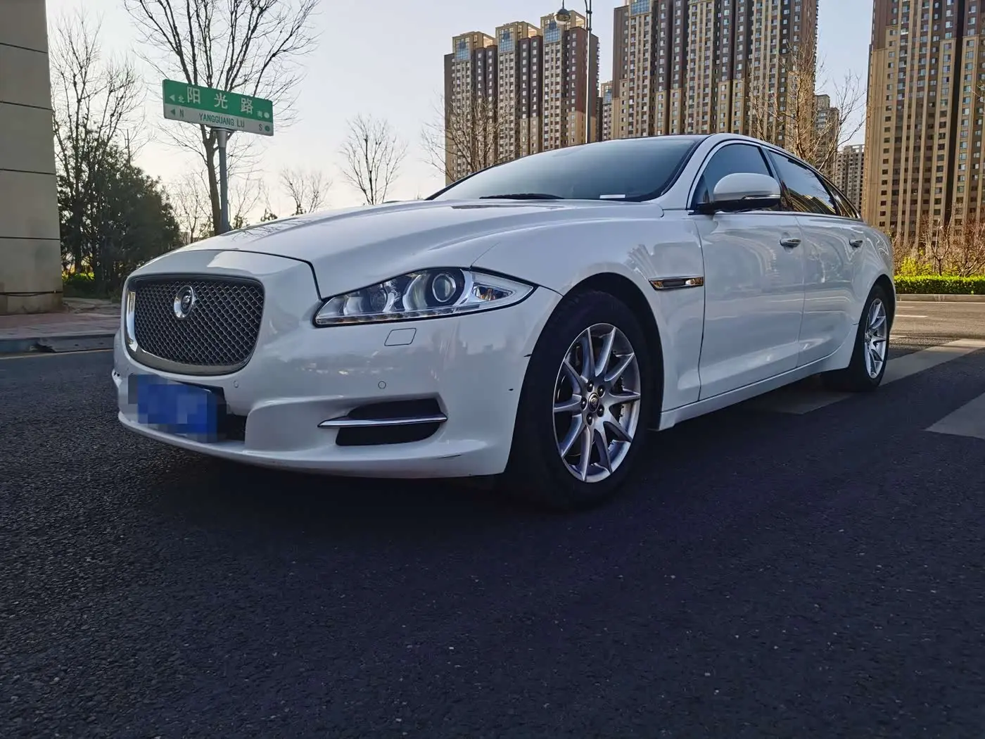 Jaguar XJ 2011 — Photo 1/20