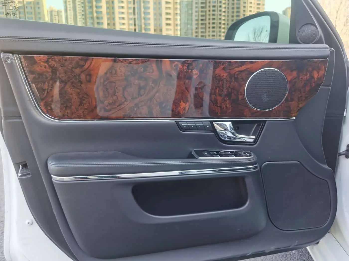 Jaguar XJ 2011 — Photo 16/20