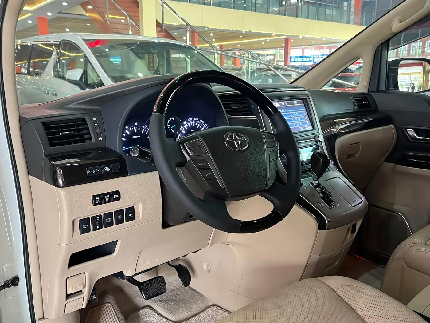 Toyota Alphard 2013 — Photo 7/15
