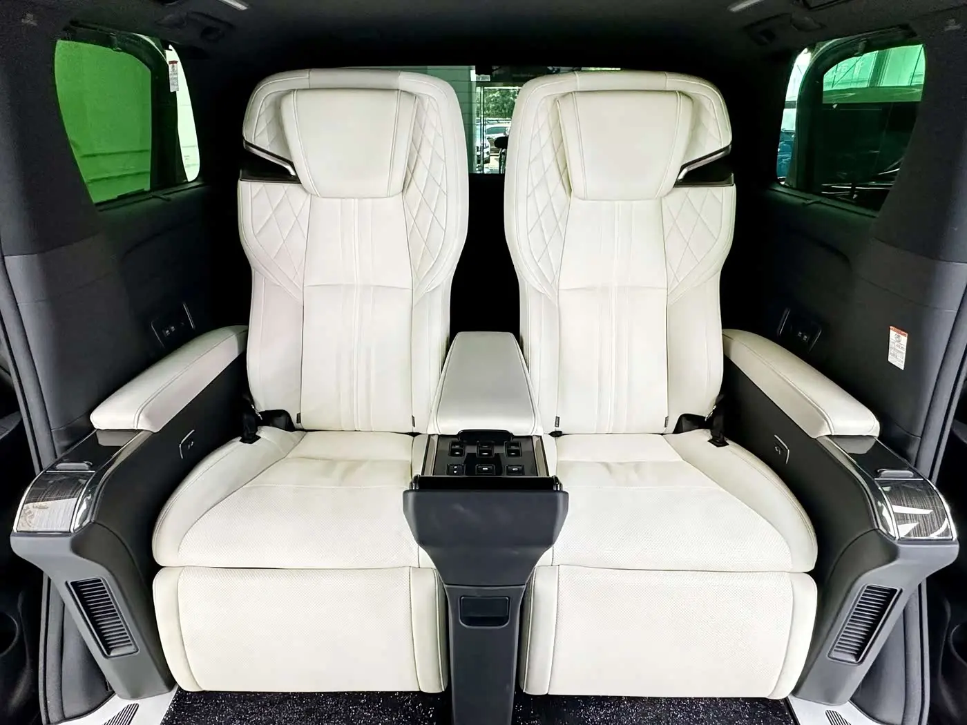 Lexus LM 2021 — Photo 10/17