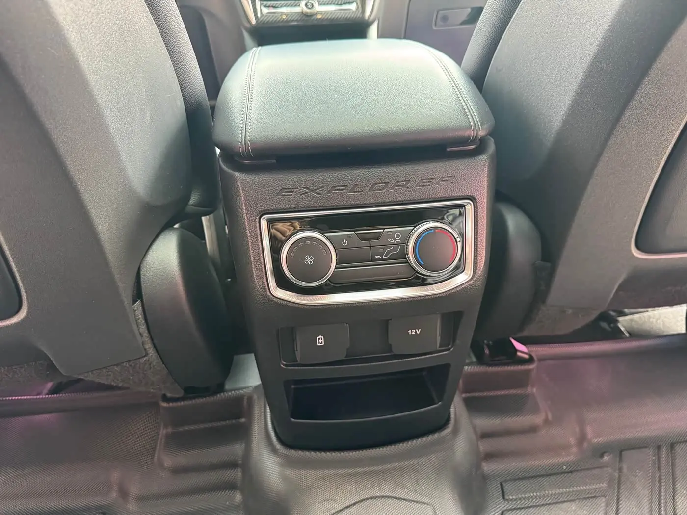 Ford Explorer 2020 — Photo 14/20