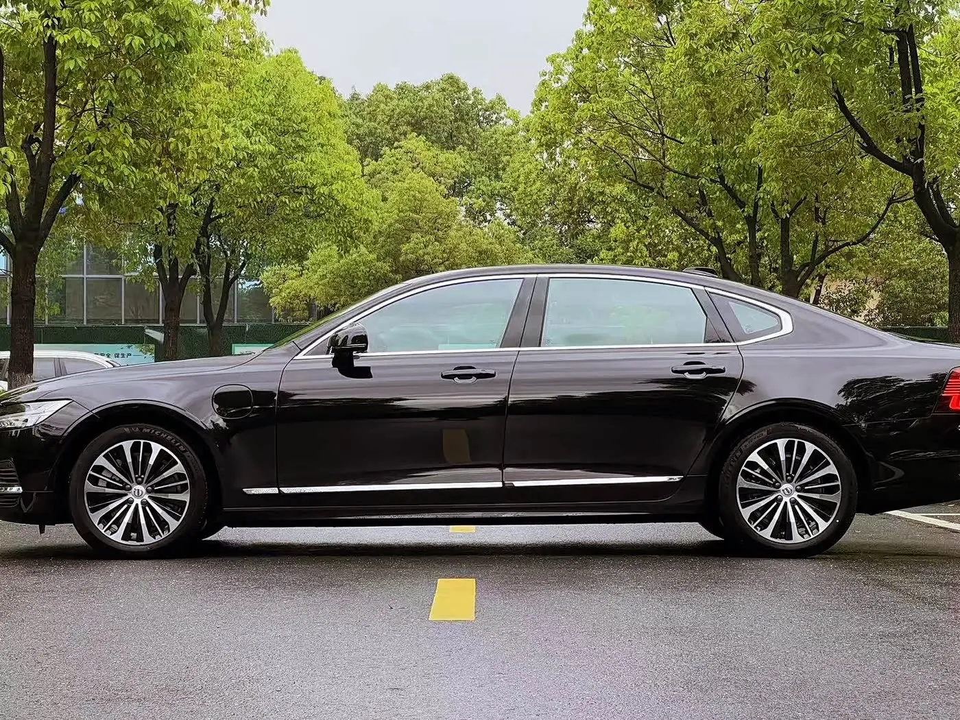 Volvo S90 Plug-in Hybrid 2023 — Фото 8/14