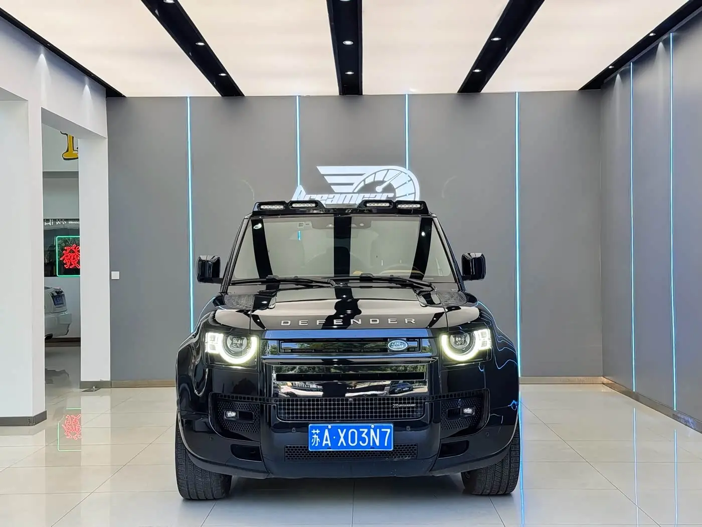 Land Rover Defender 2023 — Photo 2/17