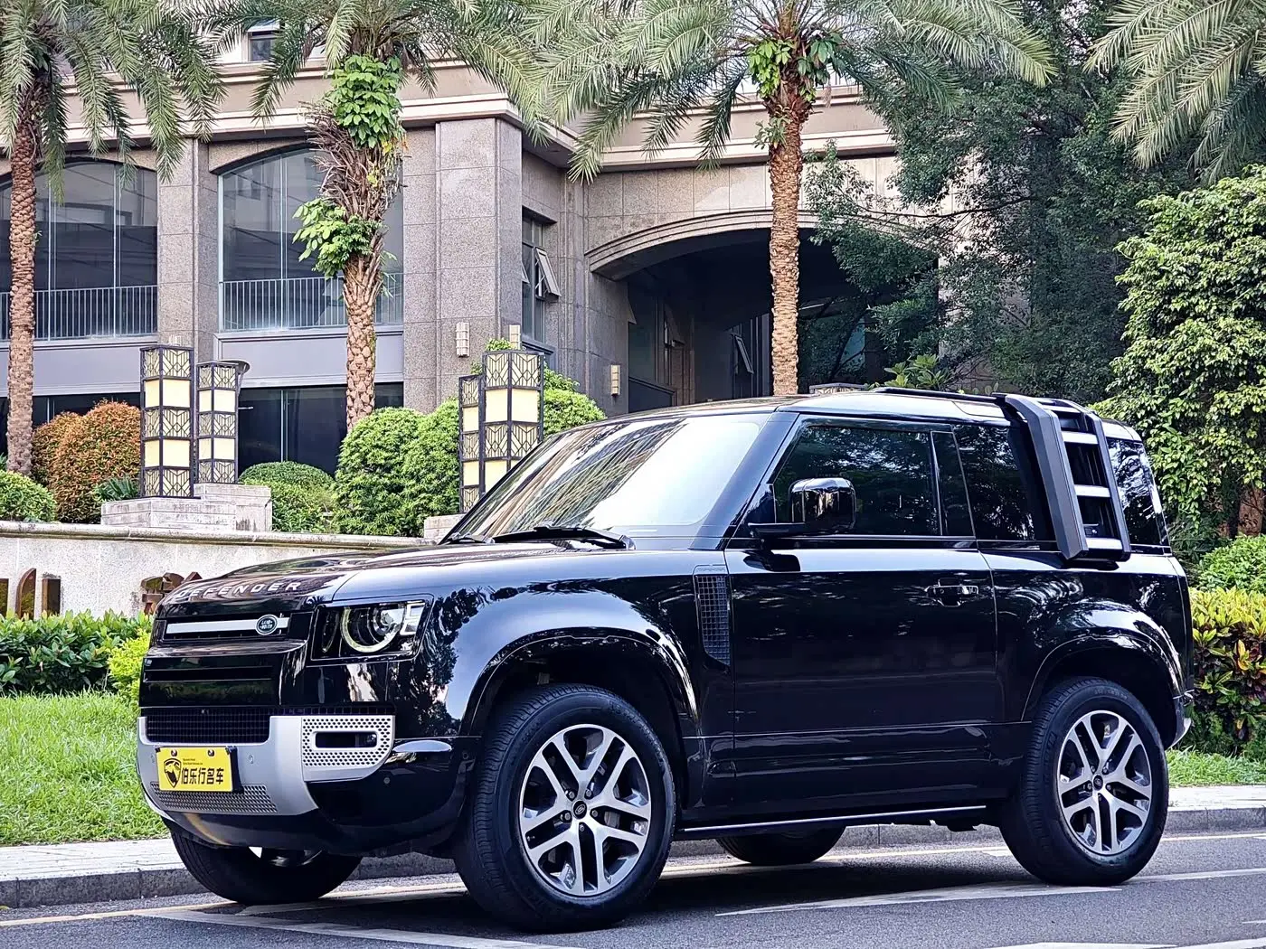 Land Rover Defender 2023 — Photo 1/20