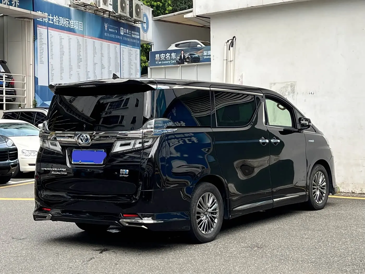 Toyota Vellfire 2022 — Photo 17/18