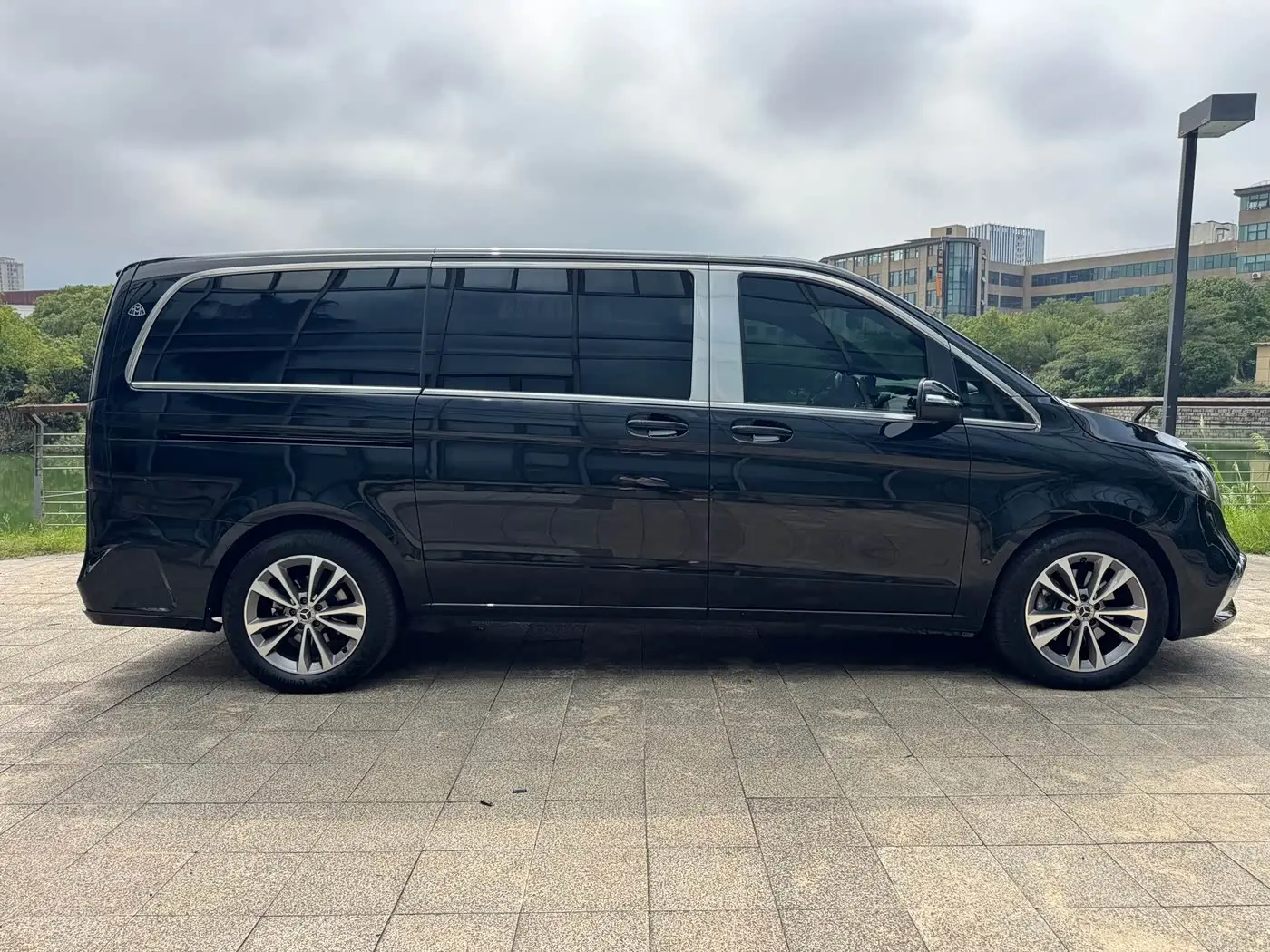 Mercedes-Benz V-Class 2023 — Photo 3/9