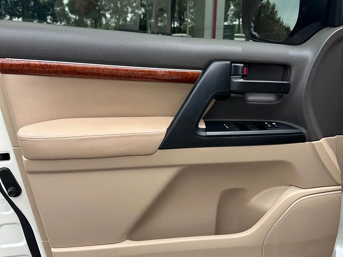 Toyota Land Cruiser 2016 — Photo 8/13
