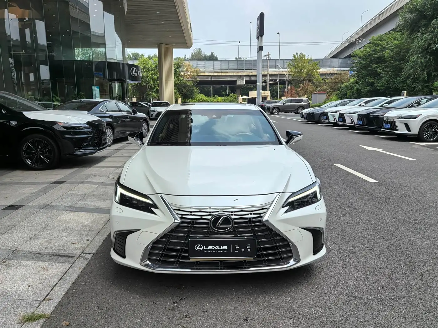 Lexus ES 2025 — Фото 7/9