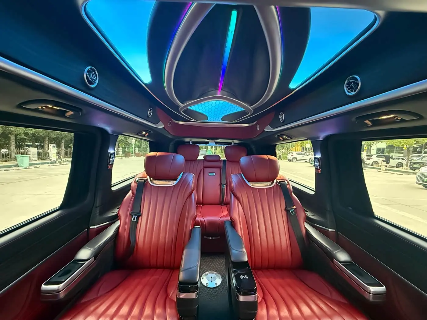 Mercedes-Benz V-Class 2023 — Photo 4/10