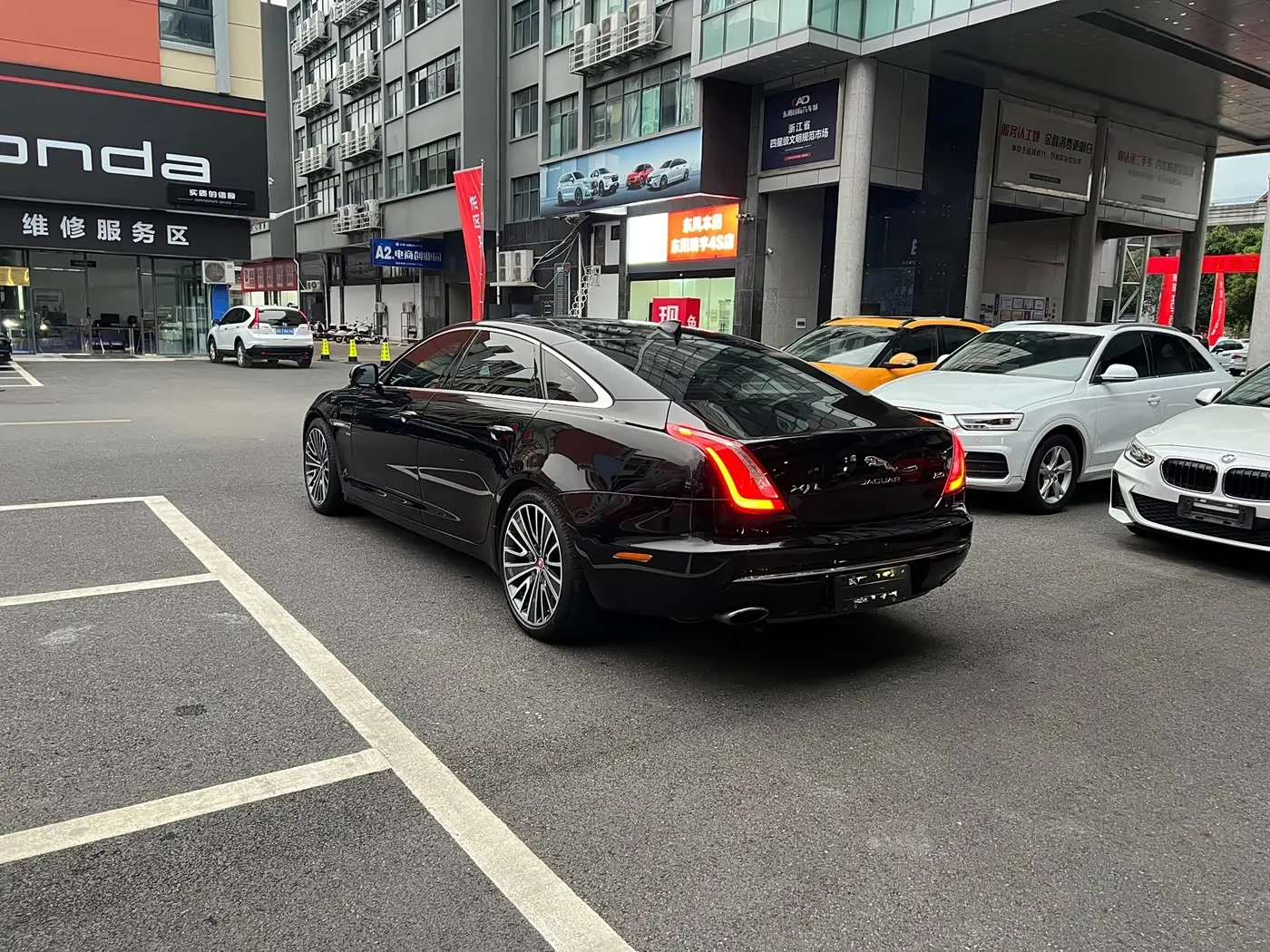 Jaguar XJ 2019 — Photo 17/17