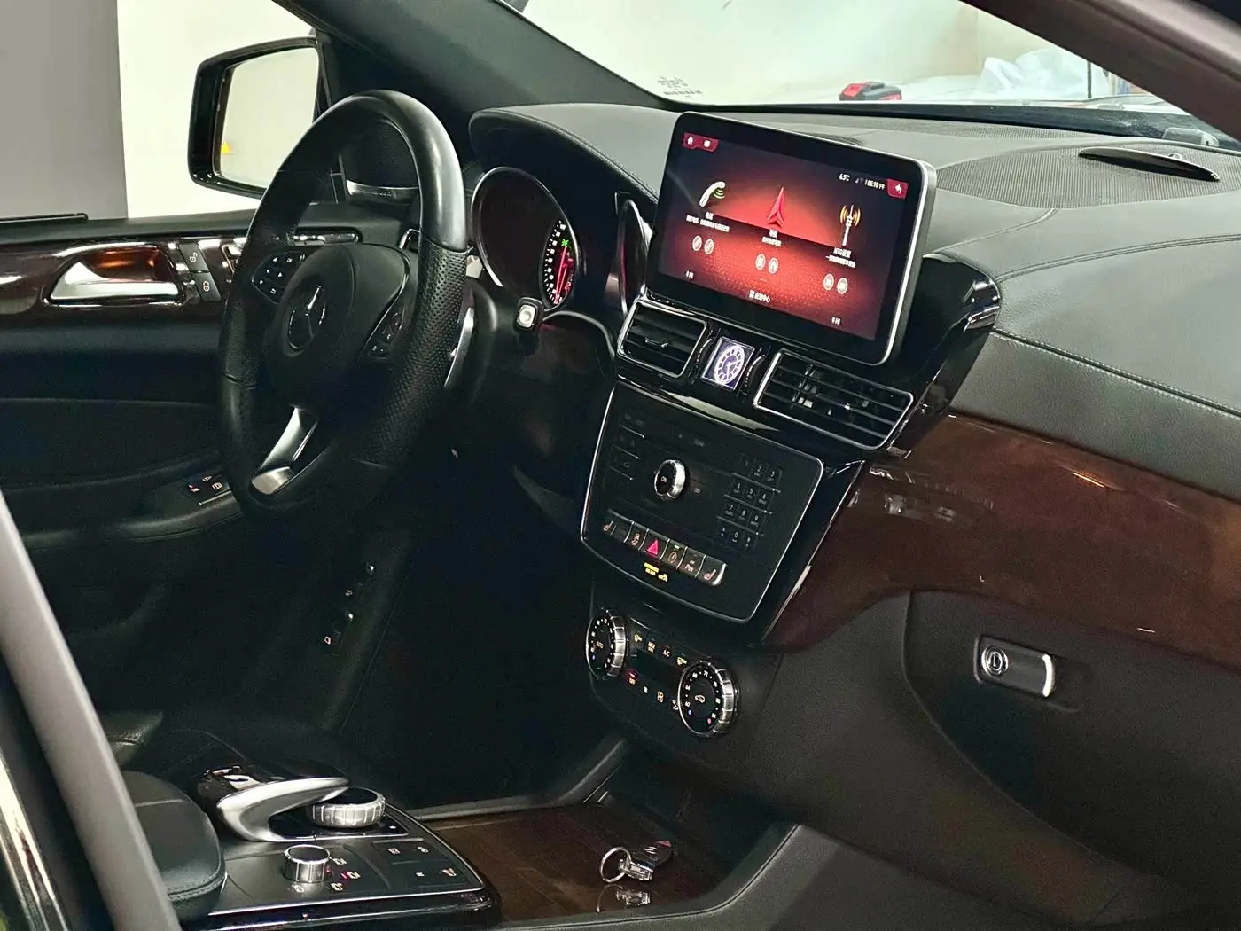 Mercedes-Benz GLS 2017 — Photo 19/20
