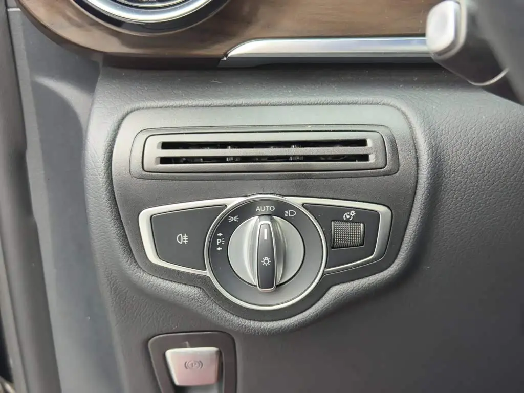Mercedes-Benz V-Class 2021 — Photo 15/17