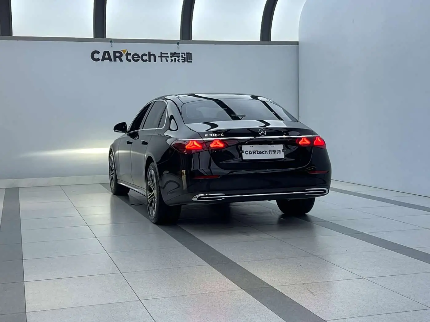 Mercedes-Benz E-Class 2025 — Photo 7/9