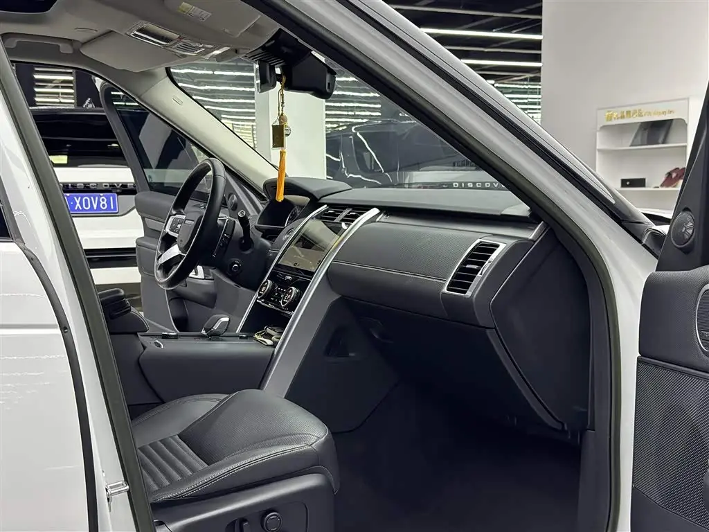 Land Rover Discovery 2023 — Фото 8/17