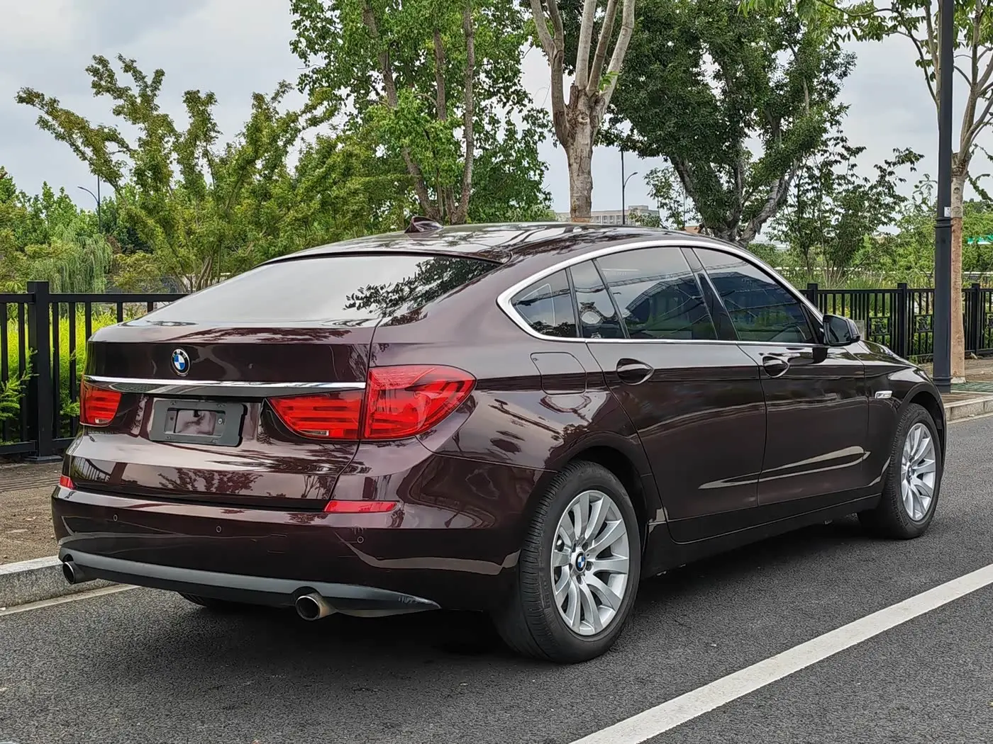 BMW 5 Series GT 2013 — Фото 9/10