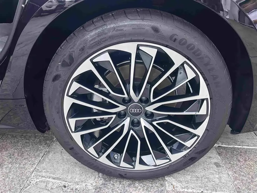 Audi A7L 2024 — Фото 13/17