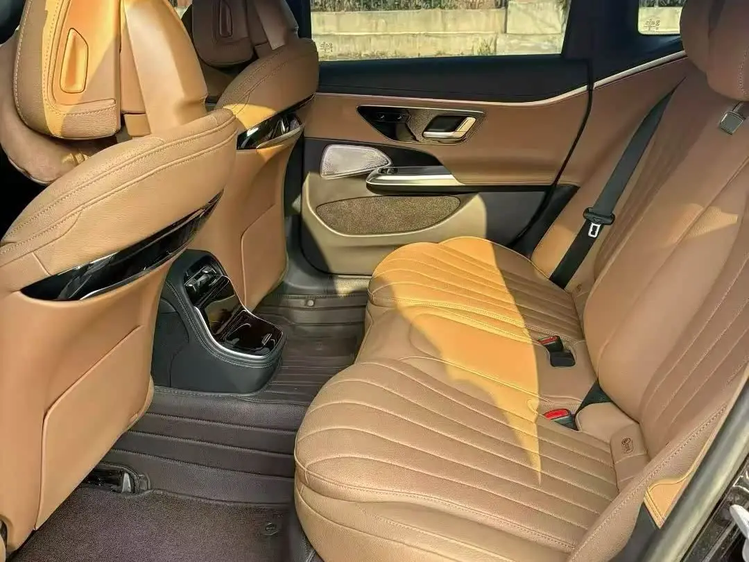 Mercedes-Benz E-Class 2024 — Photo 5/8
