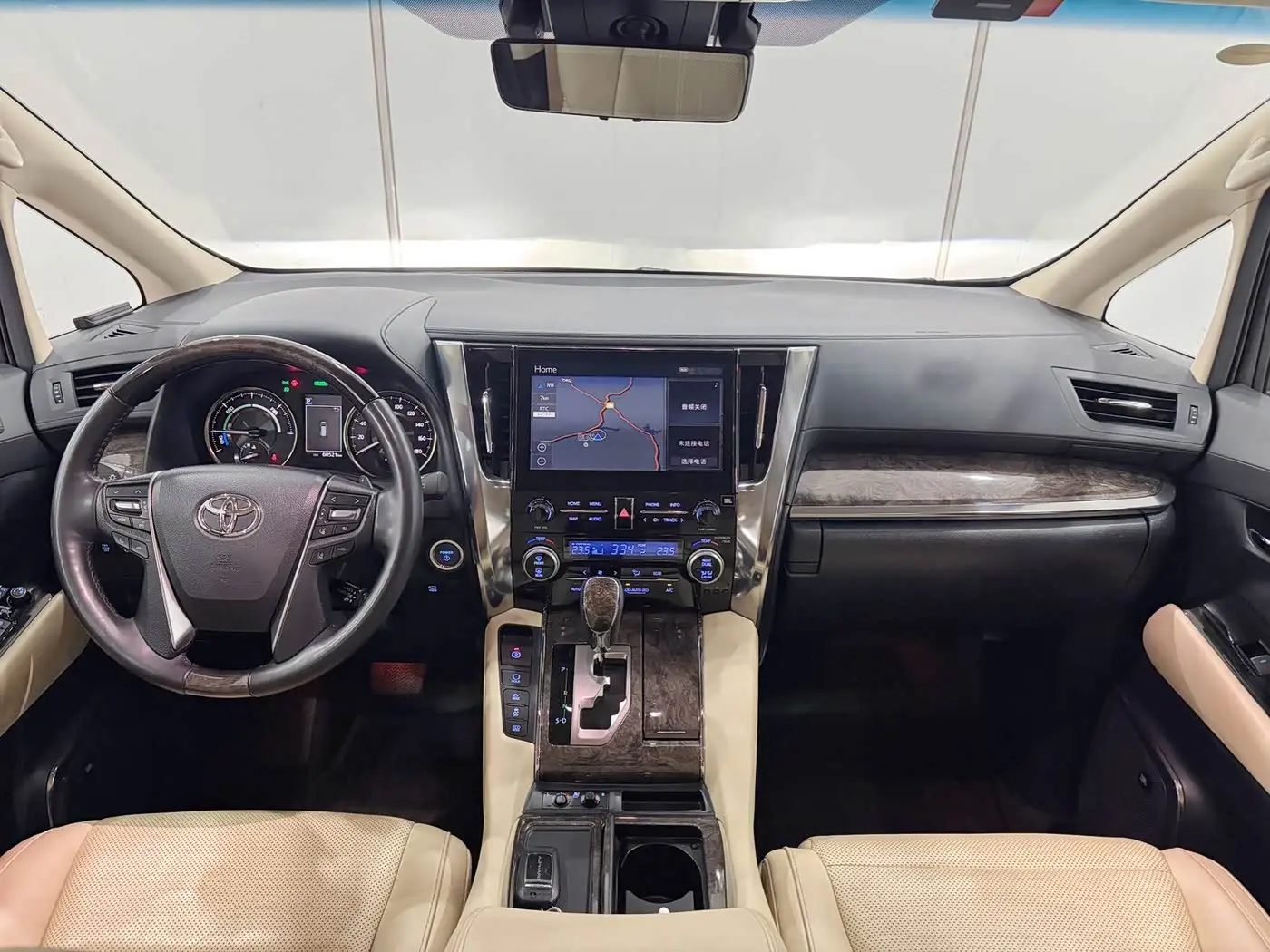 Toyota Alphard 2023 — Photo 9/16