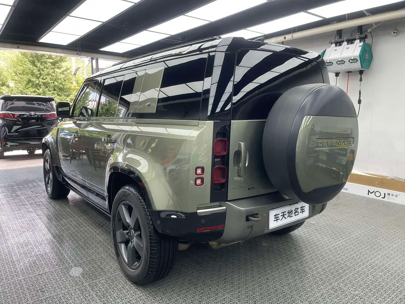 Land Rover Defender 2023 — Photo 9/9