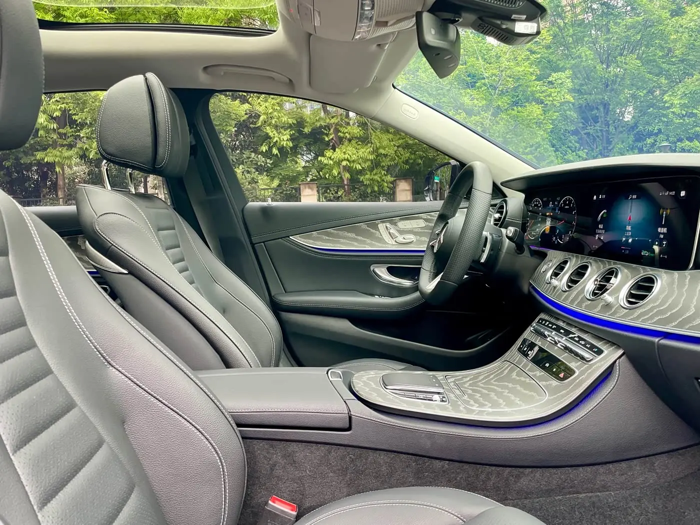 Mercedes-Benz E-Class 2023 — Photo 17/19