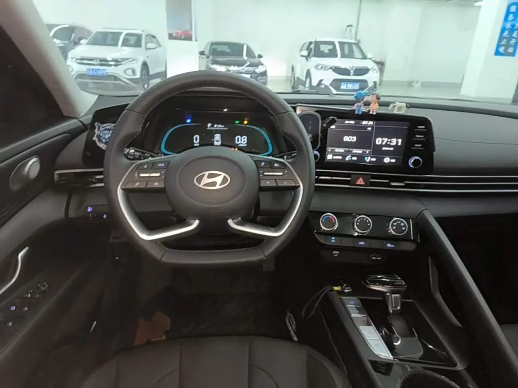 Hyundai Elantra 2025 — Фото 11/20