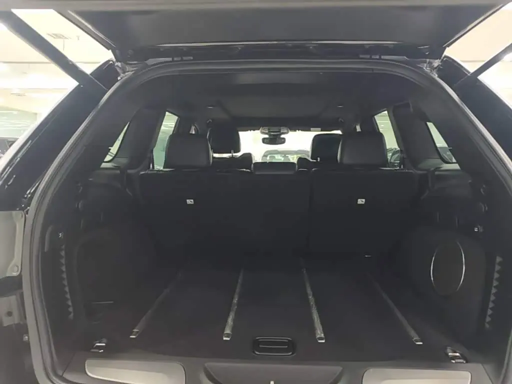 Jeep Grand Cherokee 2018 — Фото 19/20