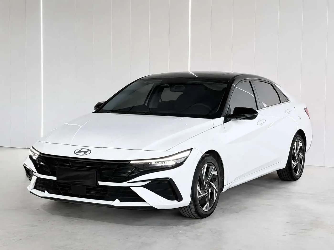 Hyundai Elantra 2023 — Photo 1/20