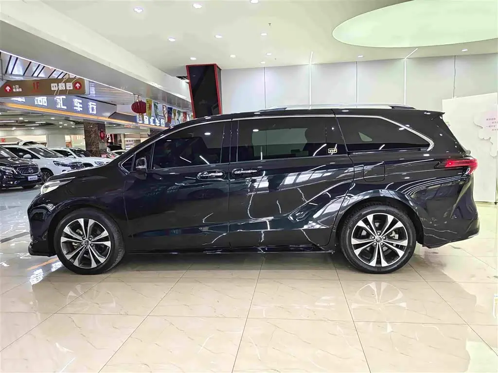 Toyota Granvia 2023 — Photo 15/18