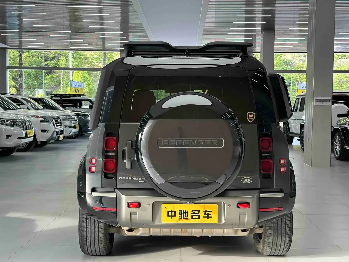 Land Rover Defender 2023 — Photo 9/12